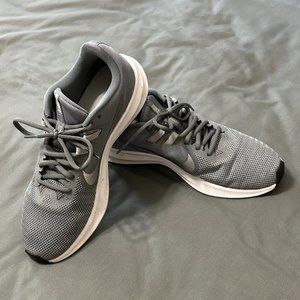 Ladies Grey Nike Tennis Shoes Size 9.5